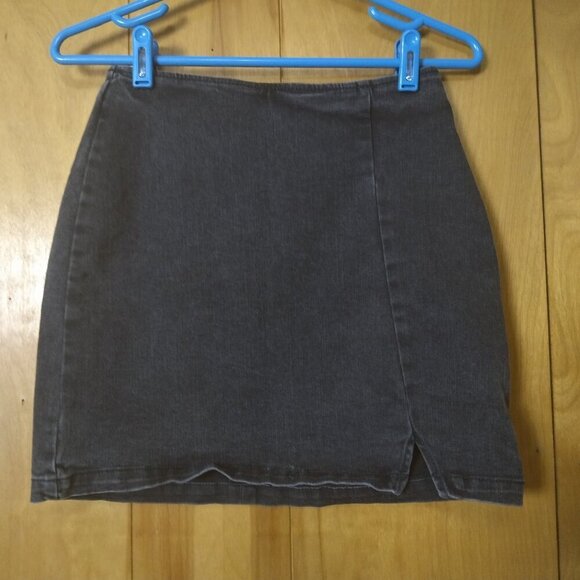 Wild Fable Women's Size 2 Black Wash Denim Mini Skirt Notch Front Classic Casual - Picture 1 of 4